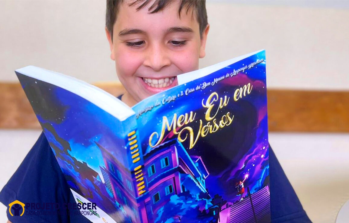 Projeto Crescer lança livro com coletânea de poemas nesta terça no Cine Mauá Projeto Crescer lança livro com coletânea de poemas nesta terça no Cine Mauá